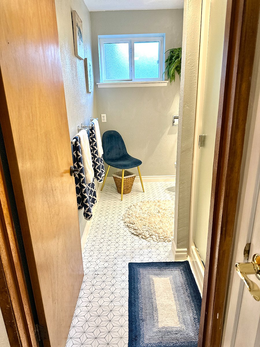 Towels and rugs included.