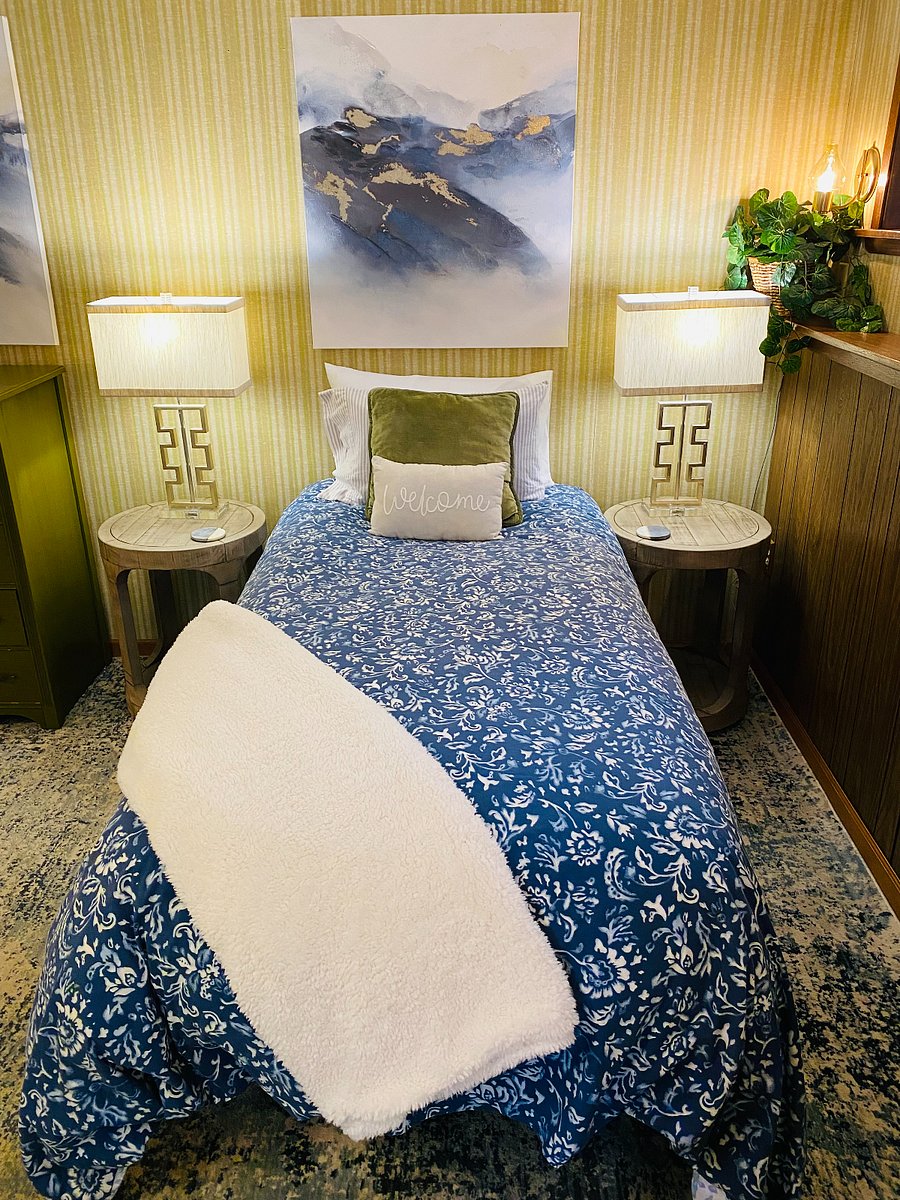 Single Twin size bed can be added in lieu of the foldout couch. 