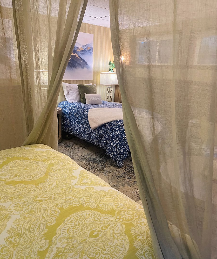 Queen size bed in addition to the twin/single bed-perfect for kids!