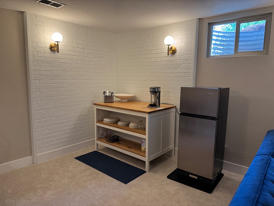 Not pictured but included: Water dispenser
