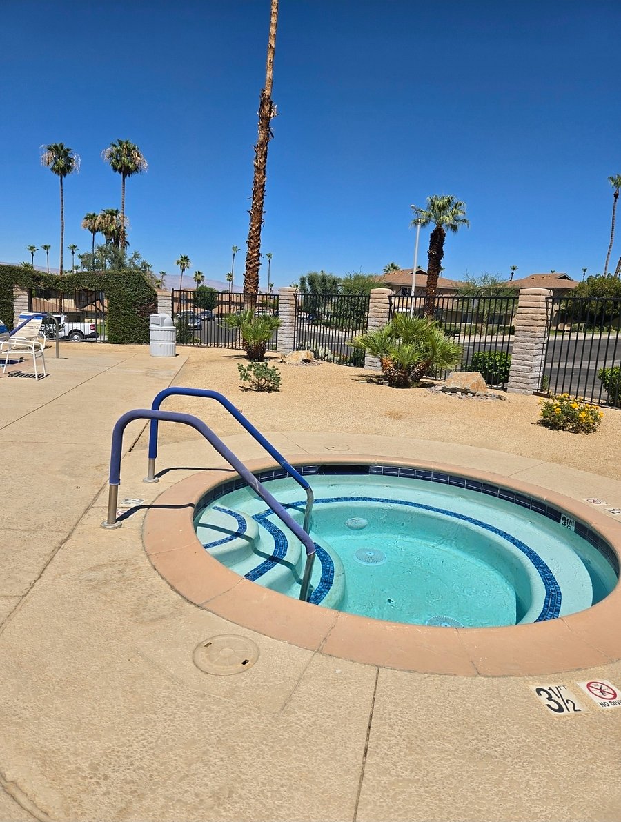 Jacuzzi hot tub prefect for ending the day in the Desert!