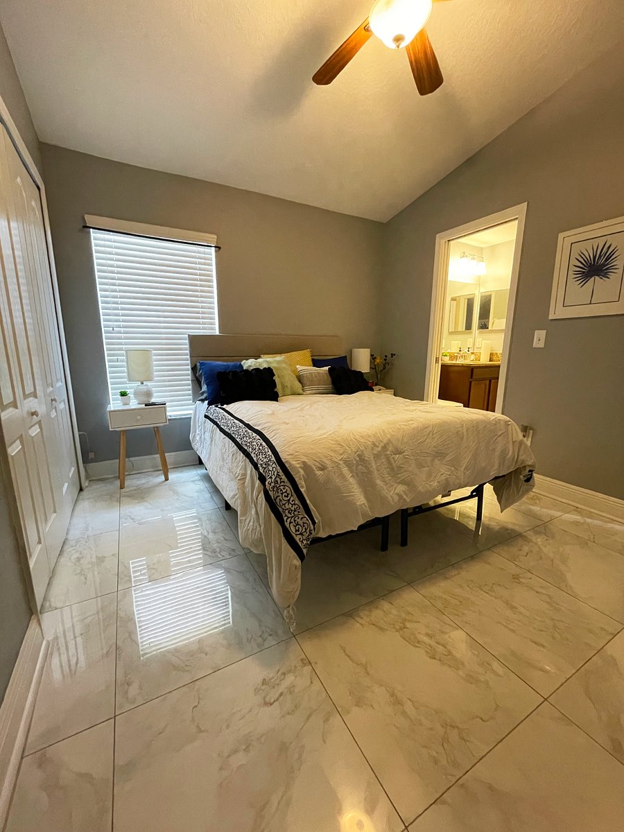 Bedroom w/ en suite