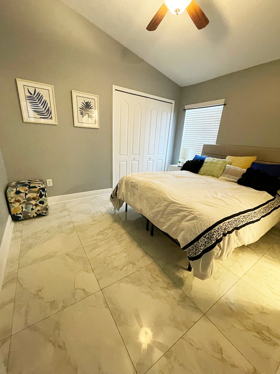 Bedroom w/ en suite