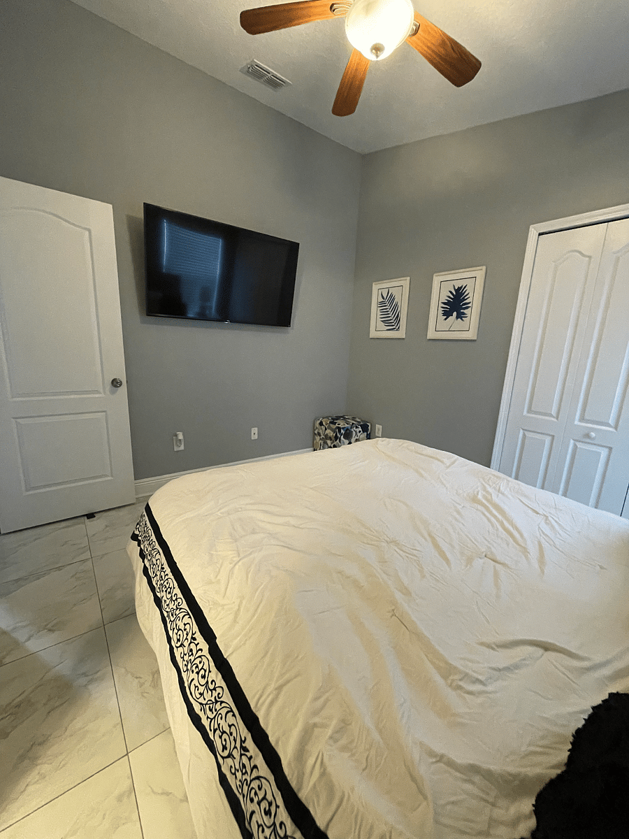 Bedroom w/ en suite