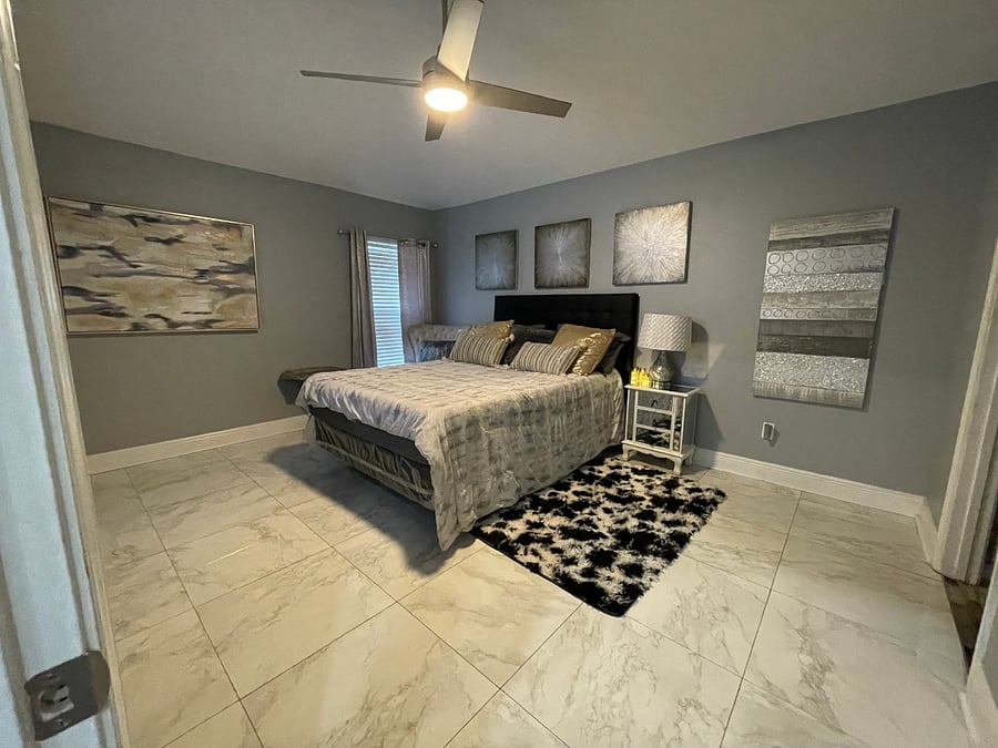 Bedroom w/ en suite