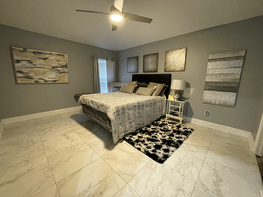 Bedroom w/ en suite