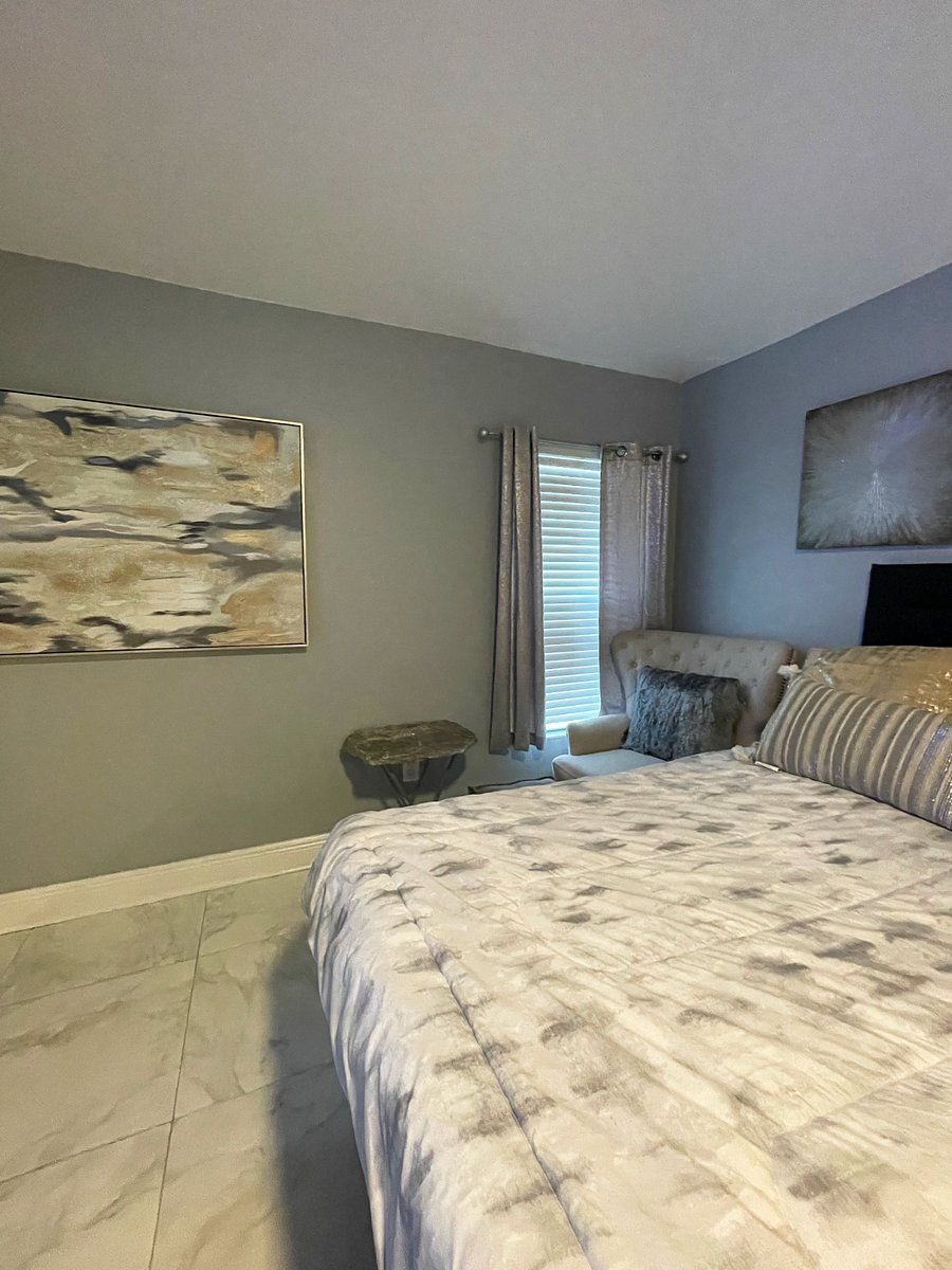Bedroom w/ en suite