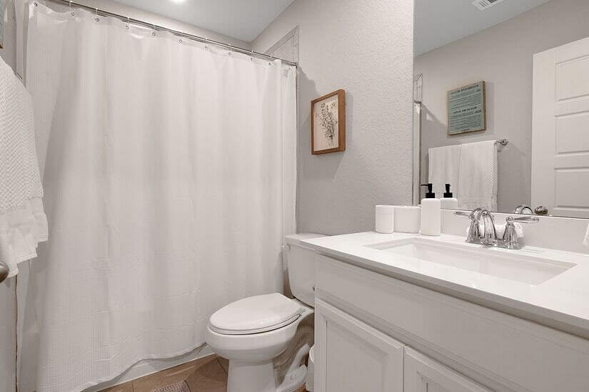 Bathroom 3.- Third shared bathroom next to the family room.