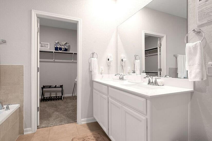 Spacious walking closet in 4 bedrooms.