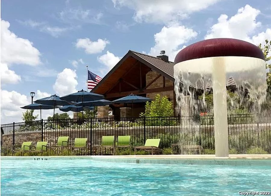 Enjoy access to this beautiful community pool. Available from 7am to 10 pm from April to October. Monday closed for cleaning.