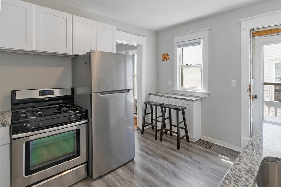 Kitchen and breakfast bar