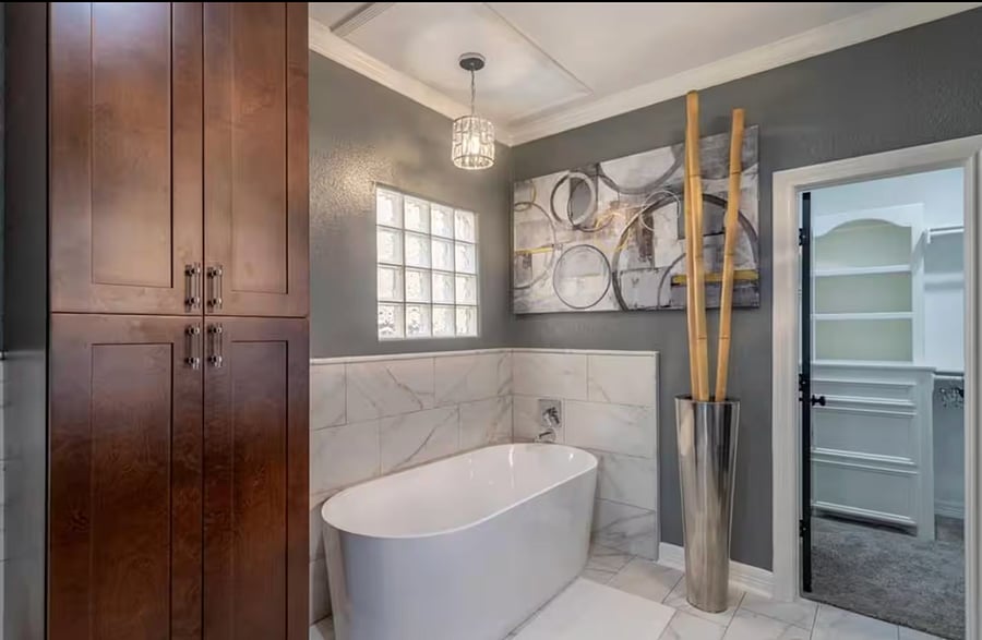 Primary bath. 