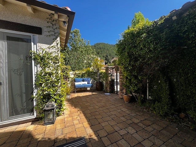 Courtyard entryway with Hobby room access