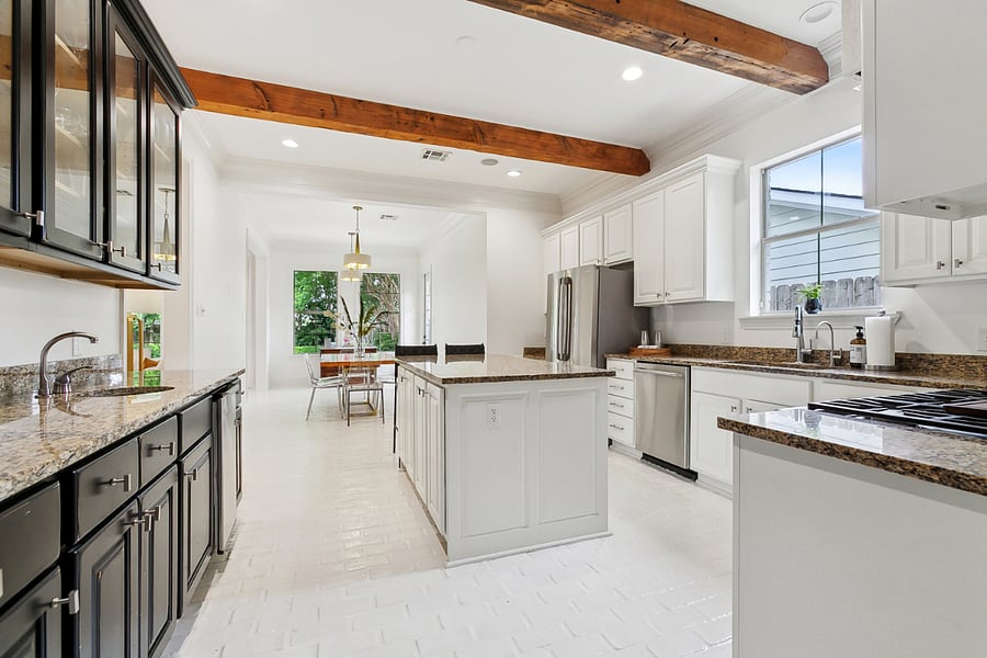 Kitchen to breakfast area
