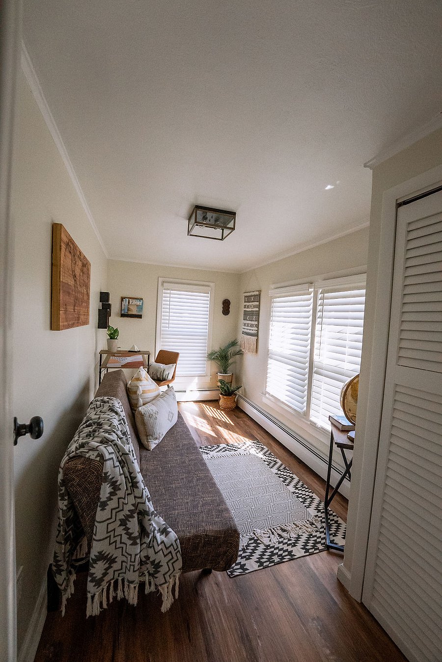 well-lit office/guest bedroom