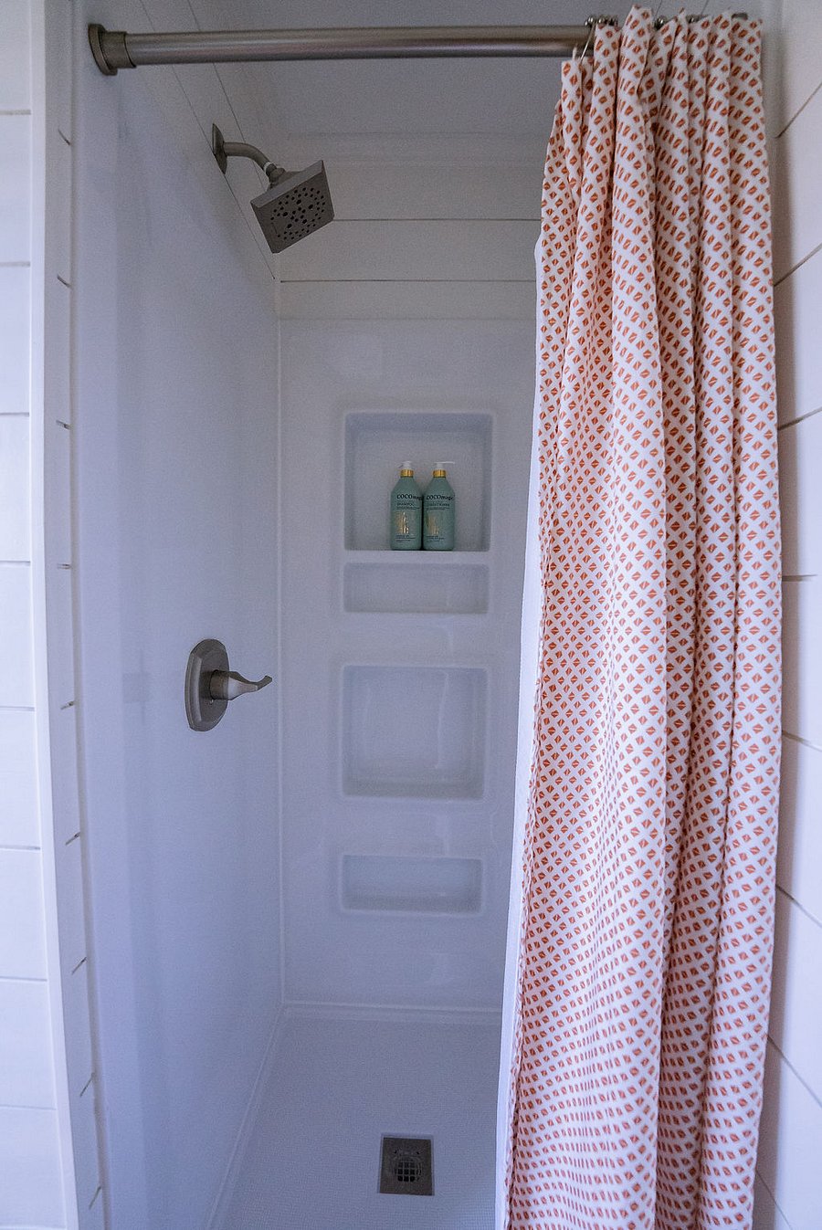shower with multi-setting showerhead