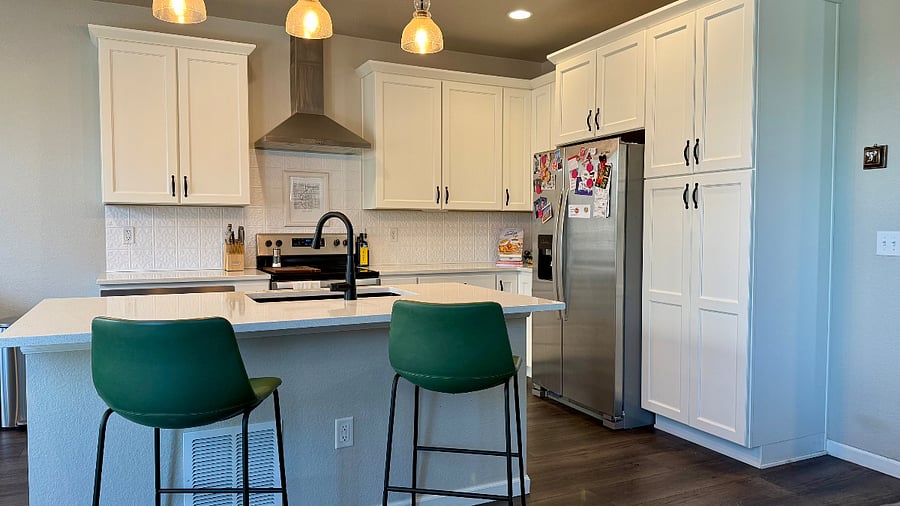 Full kitchen with amenities