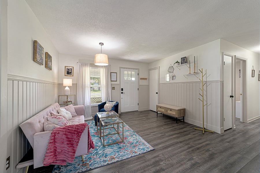 Entrance/ sitting area