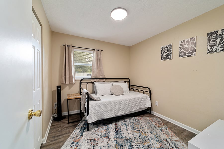 Twin trundle room
