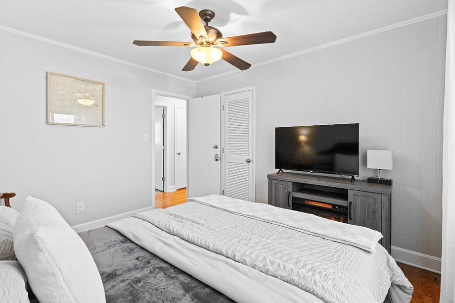 Secondary Bedroom (Queen)
**Electric Fireplace / TV Stand
(optional heat)
**43' Smart TV - Roku
**Ceiling Fan