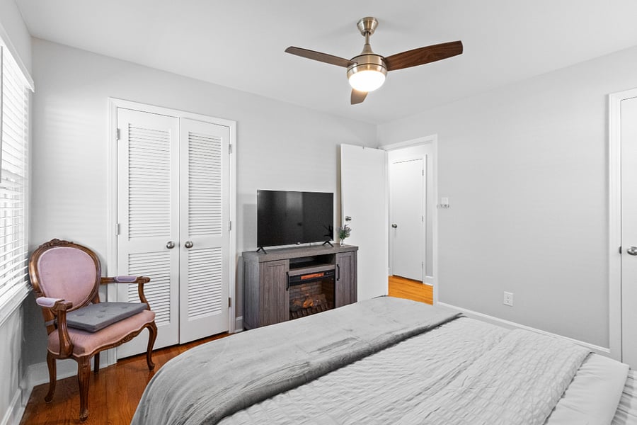 Primary Bedroom (Queen)
**Electric Fireplace / TV stand
(optional heat)
**43' Smart TV - Roku
** Ceiling Fan