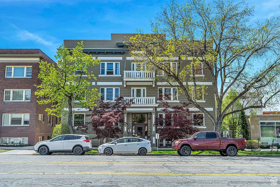 Front exterior of historic Hollywood Apartments. Available unit is the sun-filled top-floor residence on the right.