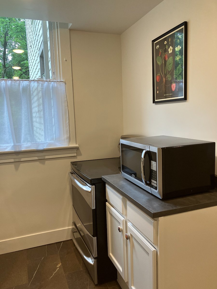 Microwave with full-size range