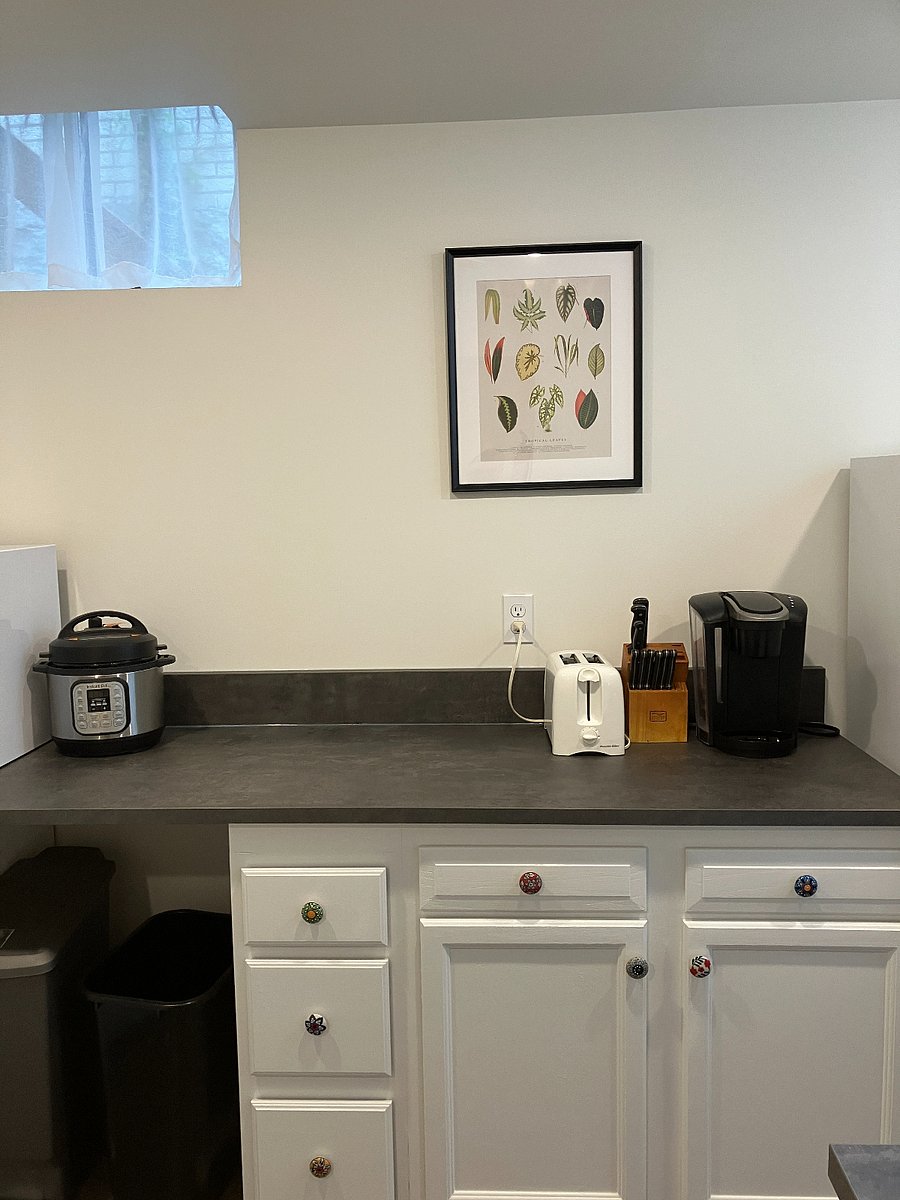 Coffee maker, Instapot and toaster with set of knives