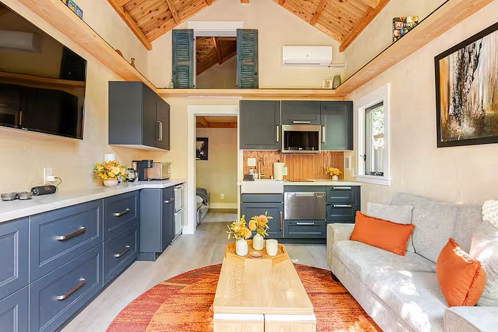 full kitchen with all high end appliances.