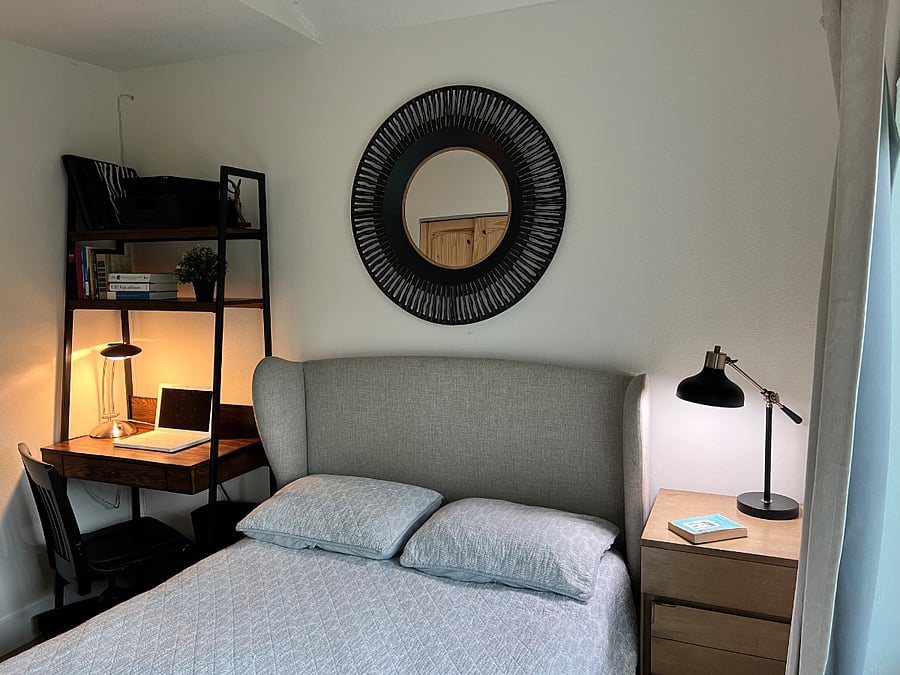 Read, work, rest here in the guest bedroom. 