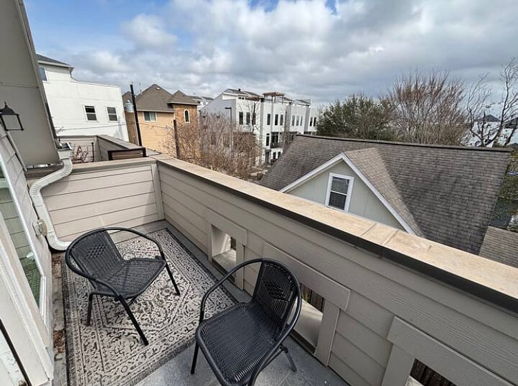 3rd floor balcony has beautiful views of downtown