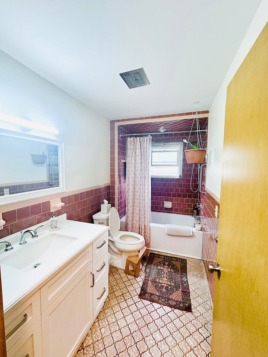 Bright lights, big city. Plenty of space to get ready for your close up! 