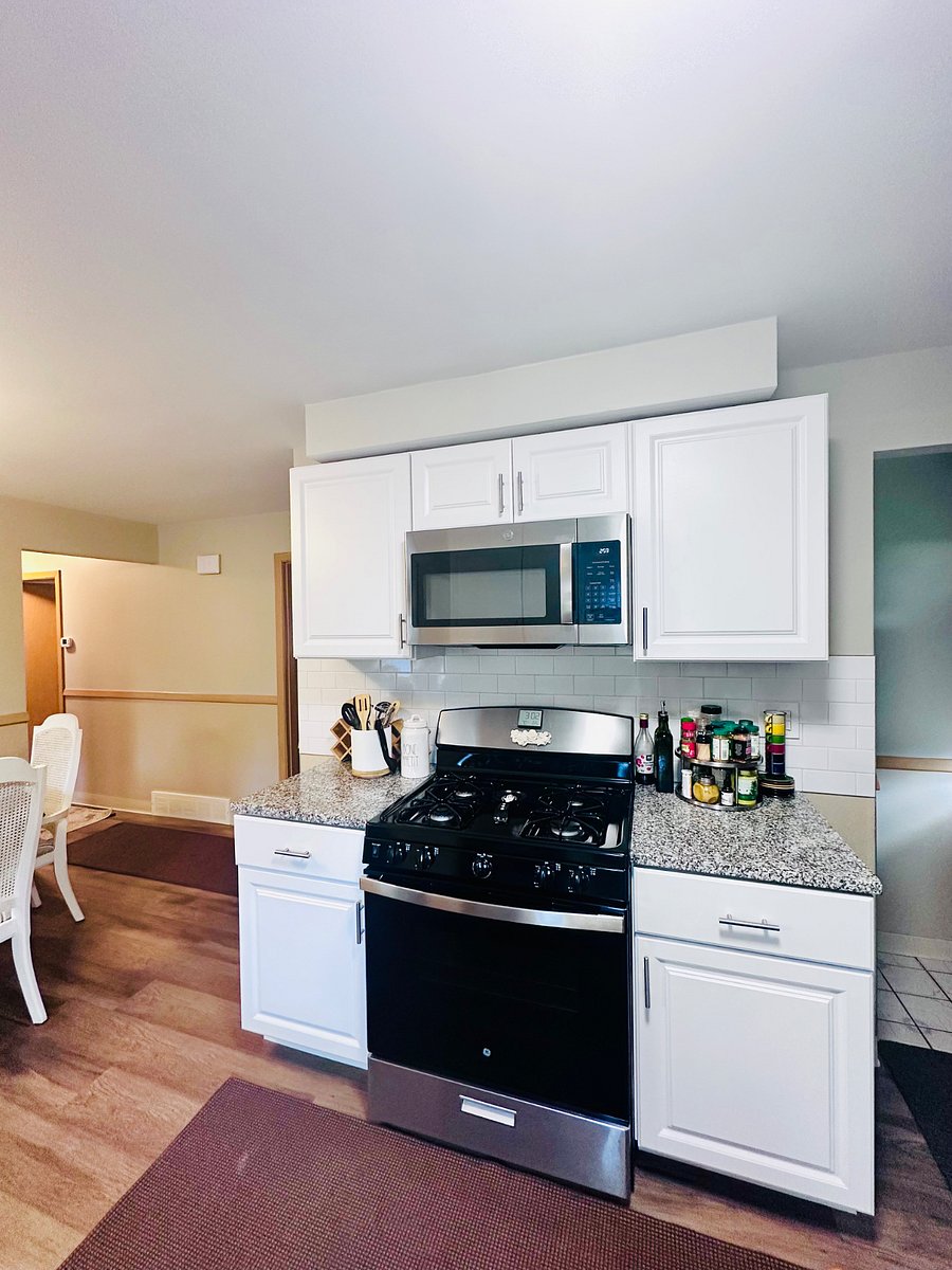 Full kitchen amenities to make yourself at home. 