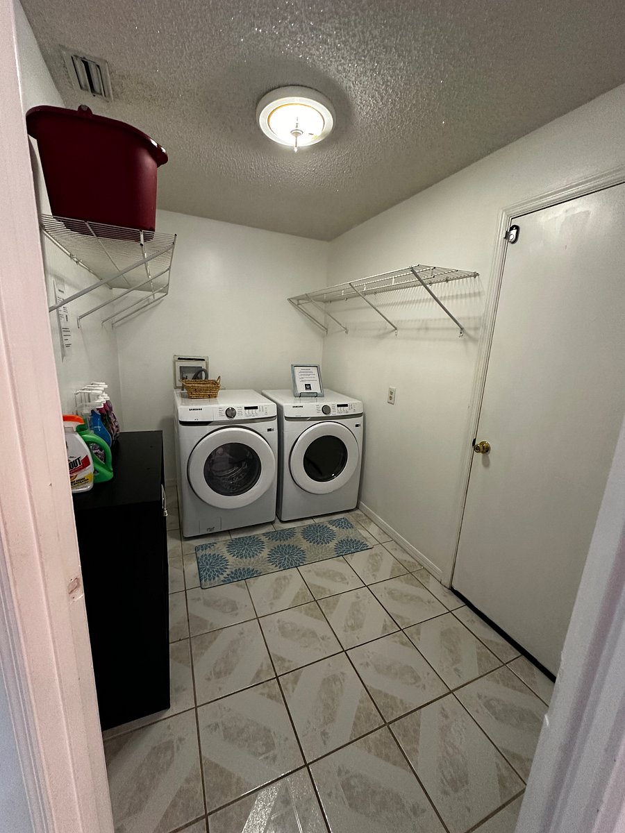 Laundry room/door to garage