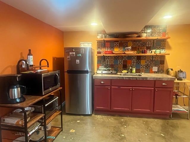 Super functional kitchenette.
Apt size frig and freezer.
Toaster Oven, Microwave, Elec Burners.
Coffee Maker, French Press, Hot Water Kettle.
All plates, glasses, dishes and tools.