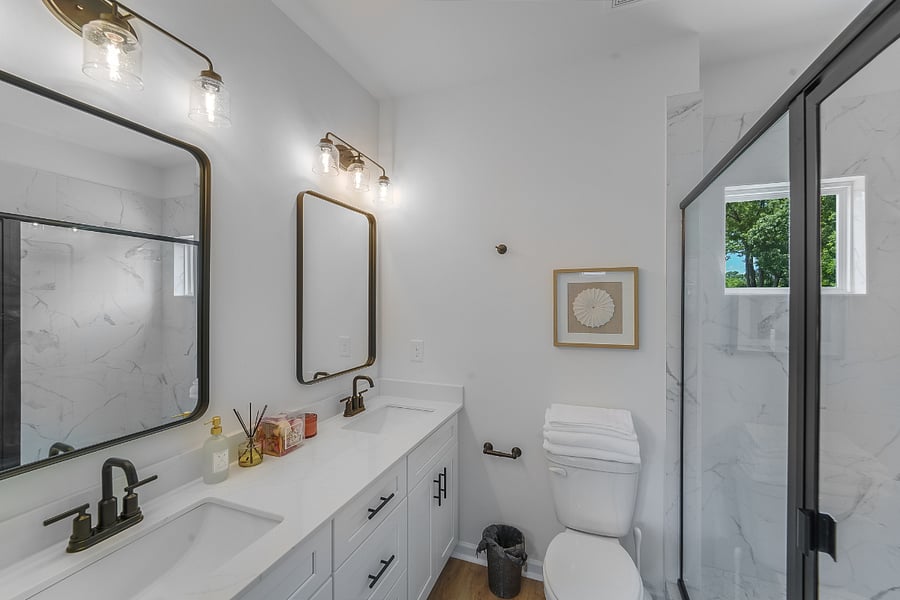 Full Bathroom 1