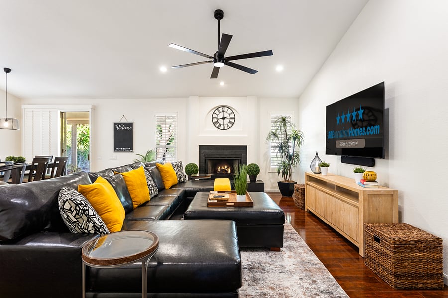 Cozy Family Room +FirePlace +75" Smart TV