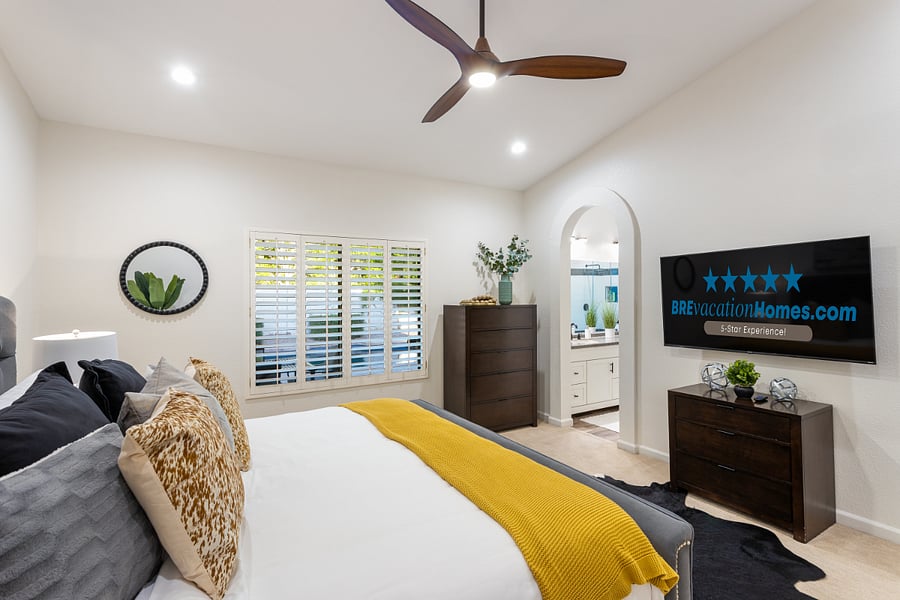 65" Smart TV +En-Suite Bathroom