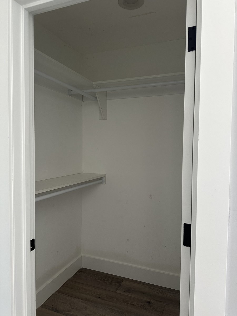 WALK-IN CLOSET
