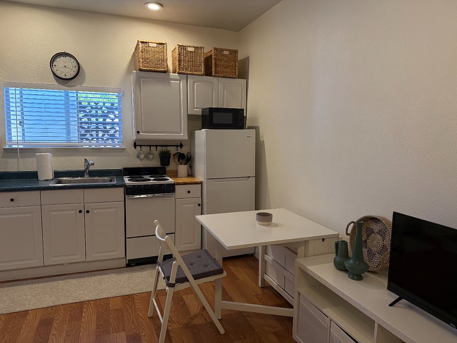 Full Kitchen with space-saving table.