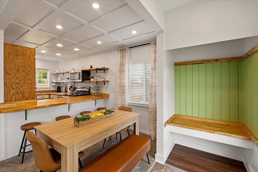 Formal Dinning Room with extendable Dining Table seating up to 8 peoples