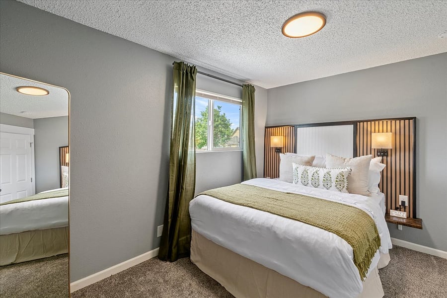 Secondary room upstairs equipped with QUEEN Size Bed