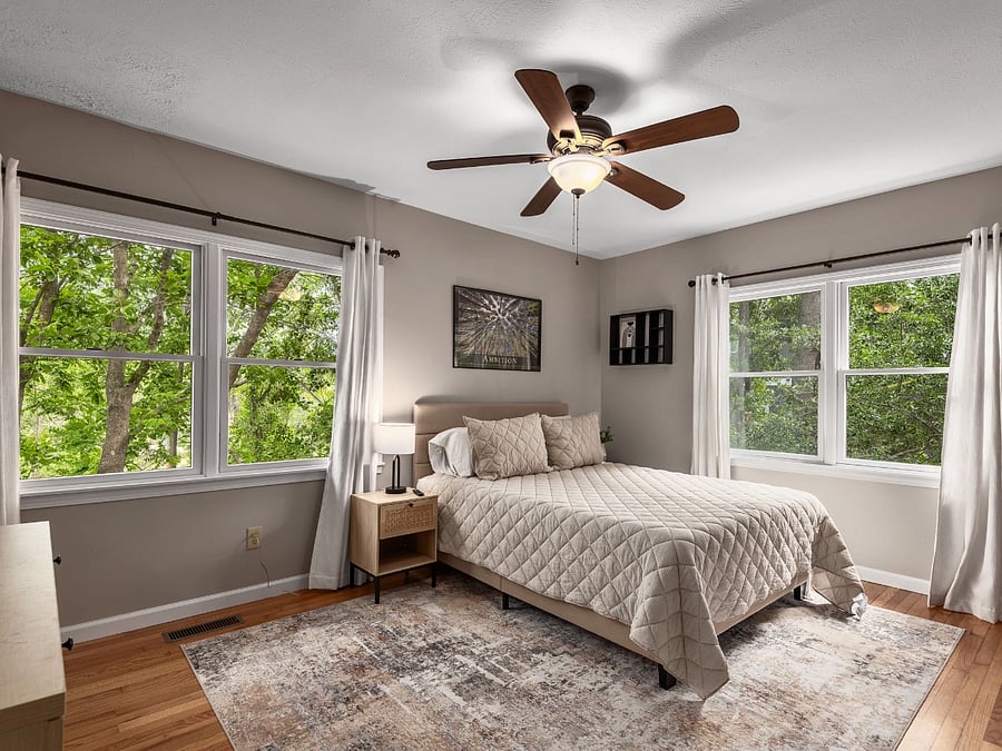 Bedroom #1
- Queen bed 
- two bedside tables 
- 32" smart TV
- One big closet 
-  curtains 
- Private bathroom