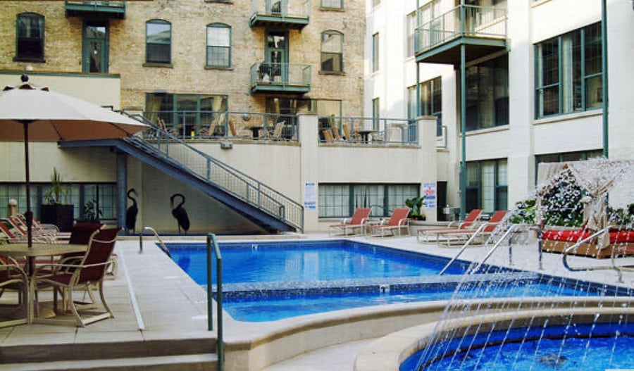 Pool & year round Hot Tub