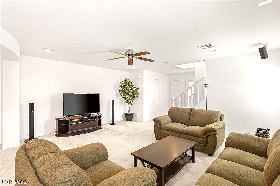 Super spacious living room, with kitchen en-suite.