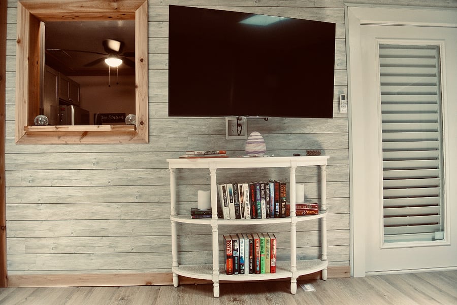 Smart TV is Sunroom with Passtrough from Kitchen. Great books for a cozy night.