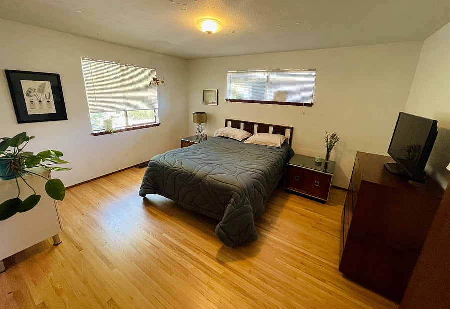 Bedroom #1, Queen size bed, and Smart TV