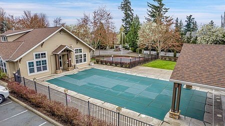 ClubHouse Pool 2 minutes walk
