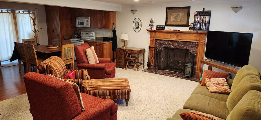 Living room: Several comfortable seating arrangements, couch folds out to a very comfortable and larger than a queen bed. Fireplace is gas and is specialized for extra heat during the Winter (turned off in  Summer). 55" Smart TV with Soundbar.