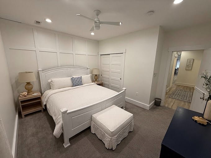 2nd bedroom with King size bed and closet.